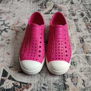 Native Jefferson Slip-On Shoes SZ J3 Big Kids EUC Hollywood Pink w/white